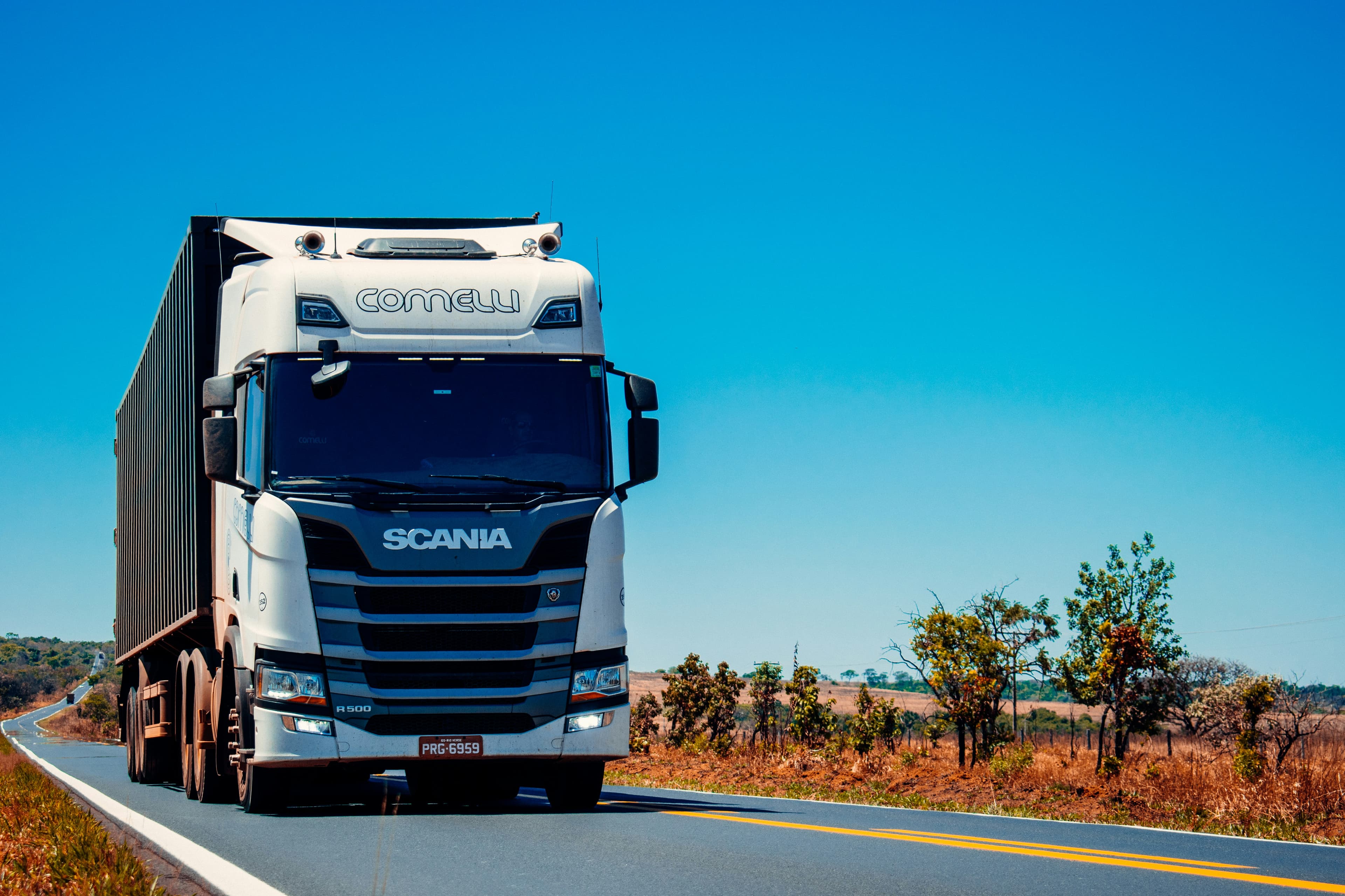 Full truck load transport vehicle on Delhi NCR highway ready for pan-India bulk shipment delivery